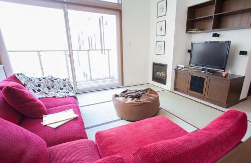 Hirafu House | Top-Rated Toshokan #2: Family-Friendly with Hot Tub & Breakfast