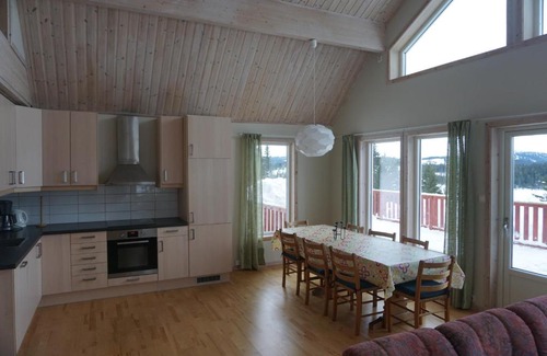 Vinje Apartment | Inviting Totakbu: Pet-Friendly Getaway with Hot Tub