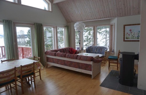 Vinje Apartment | Inviting Totakbu: Pet-Friendly Getaway with Hot Tub