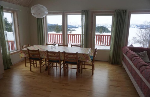 Vinje Apartment | Inviting Totakbu: Pet-Friendly Getaway with Hot Tub