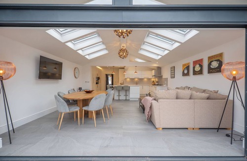 Stratford-upon-Avon House | Indulgent Retreat in Stratford upon Avon with Spa Access