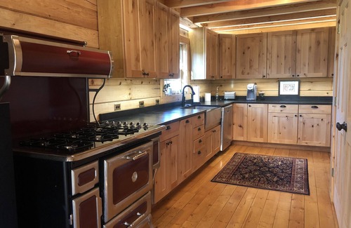 Esmont Cabin | Exclusive Getaway - H’Owl at the Moon Farm & Cabin
