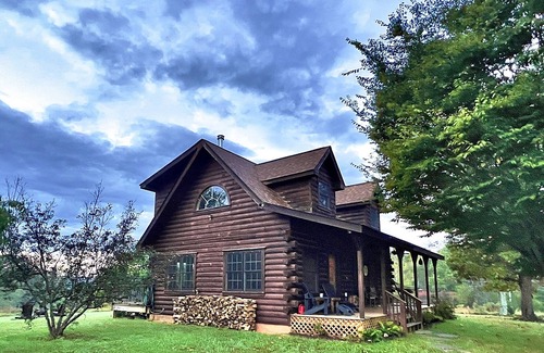 Esmont Cabin | Exclusive Getaway - H’Owl at the Moon Farm & Cabin