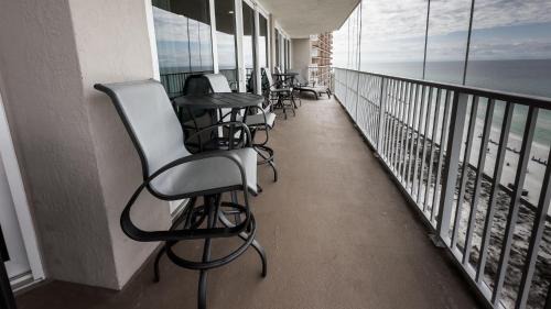 Gulf Lagoon Beach Apartment | Oceanfront 3BR Rental with Pools and Tiki Hut Oasis