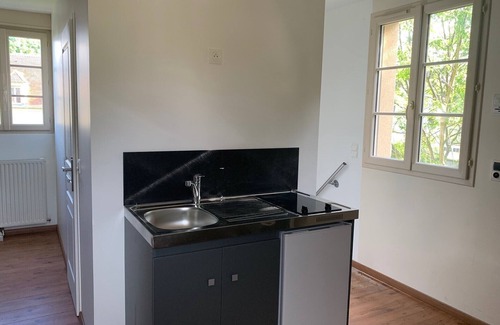 Senlis House | Independent Studio with Kitchen and Breakfast Included