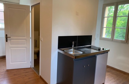 Senlis House | Independent Studio with Kitchen and Breakfast Included
