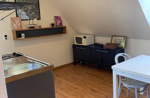 Senlis House | Independent Studio with Kitchen and Breakfast Included