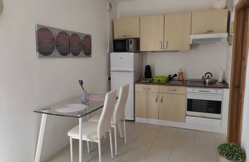 Mosta Apartment | Private Studio Retreat with Jacuzzi and Spa Amenities