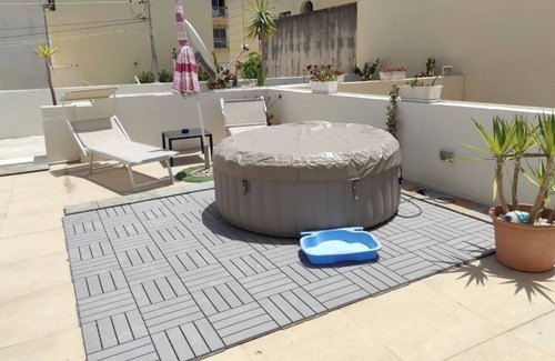 Mosta Apartment | Private Studio Retreat with Jacuzzi and Spa Amenities