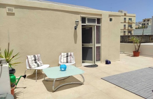 Mosta Apartment | Private Studio Retreat with Jacuzzi and Spa Amenities