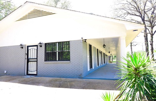 Tougaloo House | Renovated Retreat in Lakeover Community - Top Rated Stay