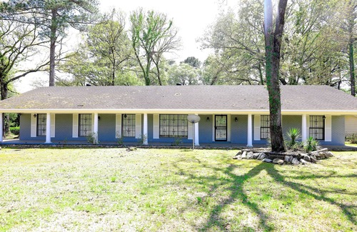 Tougaloo House | Renovated Retreat in Lakeover Community - Top Rated Stay