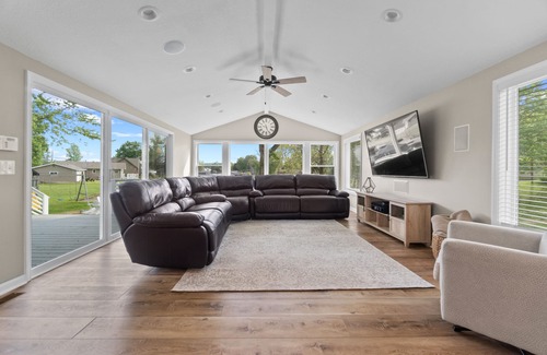 Fremont House | Renovated Lakehouse Retreat on Scenic Snow Lake - 9.6/10