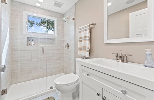Fremont House | Renovated Lakehouse Retreat on Scenic Snow Lake - 9.6/10