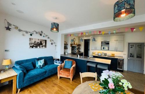 Bristol House | Stylish Home with Vintage Charm in Old Totterdown