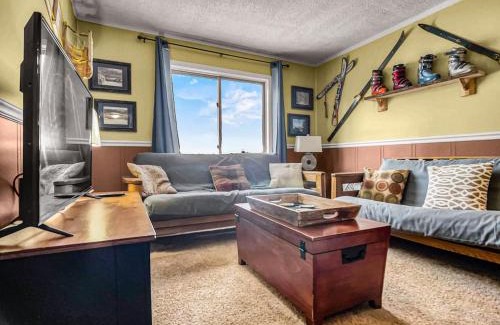 Snowshoe Apartment | TOTW214 Slope Side Condo WiFi Next To Lift Parking