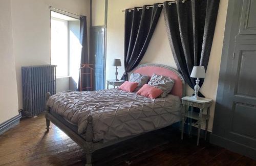 Le Cendre Apartment | Discover Tour du Château de Gondole: Pet & Child Friendly Stay