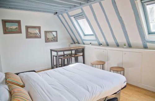 Arsenal Apartment | Tour Eiffel view, Top Floor Apt Marais Vosges