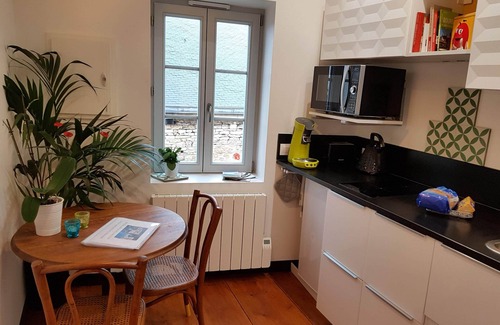 Beaune City Centre Apartment | Discover Tour Saint Nicolas in Vibrant Downtown Beaune