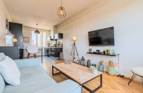 Tourcoing Apartment | Tourcoing - Unique 2-Person Flat with Spa & Breakfast