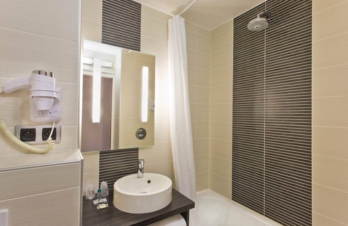 La Chaussee-Saint-Victor Hotel | Budget-Friendly Stay at TourHôtel with Breakfast Included