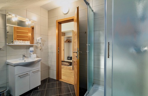 Ostarski Stanovi Bed & Breakfast | Explore Comfort at Tourist Center Marko with Pool & Kitchen