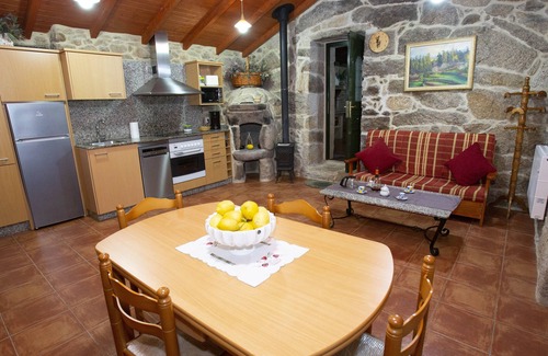 Ponte Caldelas Cottage | Beautiful Tourist Cottage in Pontecaldelas with Garden & BBQ