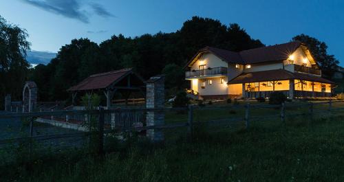 Salovci House | Discover Comfort at Tourist Farm Mali Raj with Pool & Spa