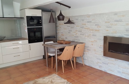 Uzes Apartment | Convenient Stay at Tourist Furniture Near Haribo Museum