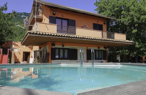 Montebello di Bertona Villa | Explore Gran Sasso: Pet-Friendly Rentals Near National Park