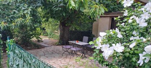 Saint-Avertin Ski Chalet | Relaxing Poolside Chalet at TourTour in the Loire Valley