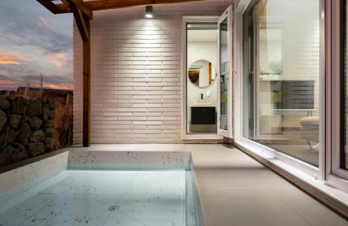 Gujwa House | Family-Friendly Getaway at Tov & Kara with Hot Tub Access