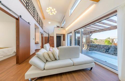 Gujwa House | Family-Friendly Getaway at Tov & Kara with Hot Tub Access