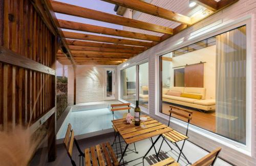 Gujwa House | Family-Friendly Getaway at Tov & Kara with Hot Tub Access