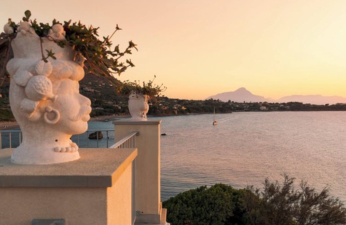 Mazzaforno Apartment | Tower of the 7 friars - Tower in Cefalu with direct access to the beach