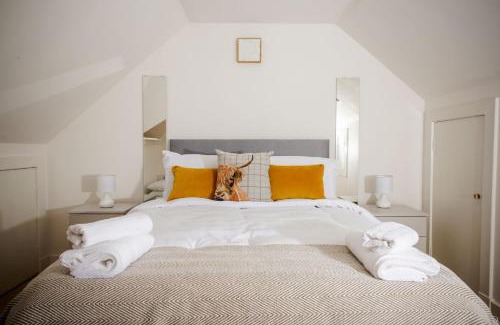 Alloa House | Pet-Friendly Escape at Tower Square House - Family Approved!