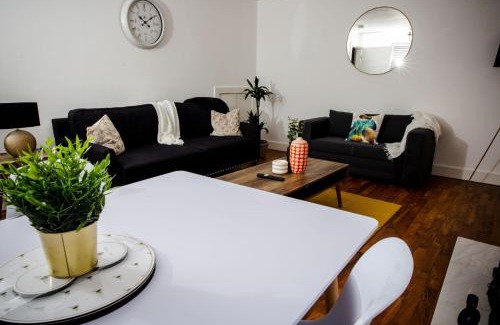 Alloa House | Pet-Friendly Escape at Tower Square House - Family Approved!