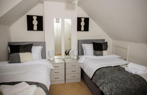 Alloa House | Pet-Friendly Escape at Tower Square House - Family Approved!