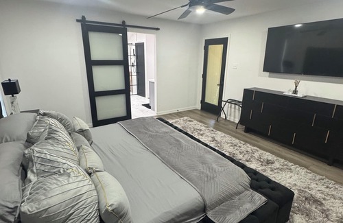 North Arlington Bed & Breakfast | TOWERING OAKS SUITE @ ARLINGTON ENTERTAINMENT DISTRICT