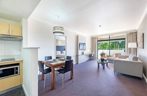 Darwin City Centre Apartment | Relax at Towering Palms with Seaside Balcony & Resort Pool