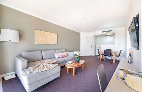 Darwin City Centre Apartment | Relax at Towering Palms with Seaside Balcony & Resort Pool