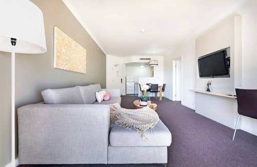 Darwin City Centre Apartment | Relax at Towering Palms with Seaside Balcony & Resort Pool