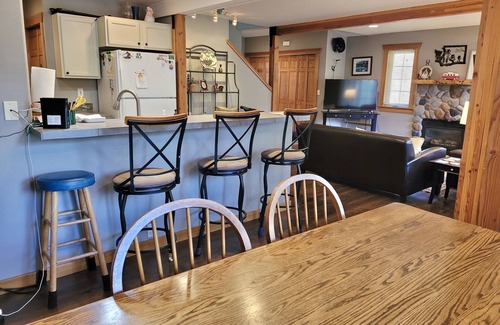 Winthrop Condo | Dog-Friendly Towering Pines: Steps to Ski Trails & Town