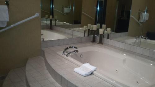 Quincy Hotel | Comfortable Stay at Town & Country Inn with Pool and Breakfast