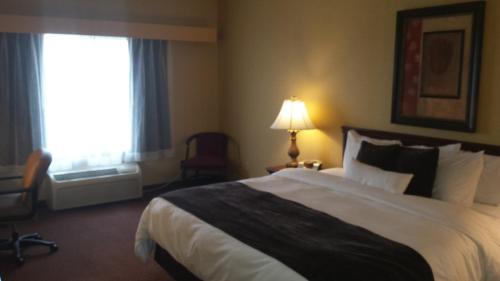 Quincy Hotel | Comfortable Stay at Town & Country Inn with Pool and Breakfast