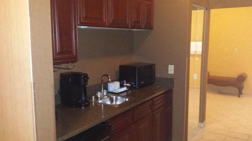 Quincy Hotel | Comfortable Stay at Town & Country Inn with Pool and Breakfast