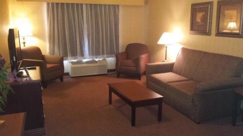 Quincy Hotel | Comfortable Stay at Town & Country Inn with Pool and Breakfast
