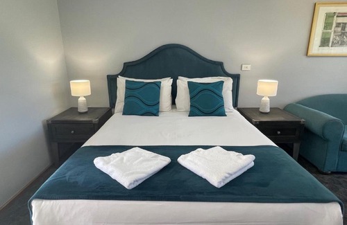 Forbes Hotel | Discover Town & Country Motor Inn with Oceanfront Views