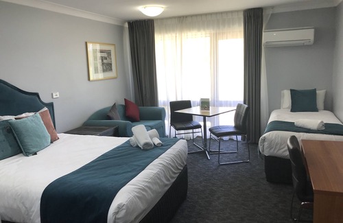 Forbes Hotel | Family-Friendly Retreat at Town & Country Motor Inn Forbes