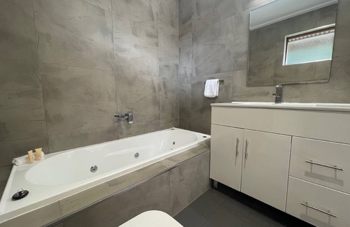 Forbes Hotel | Family-Friendly Retreat at Town & Country Motor Inn Forbes